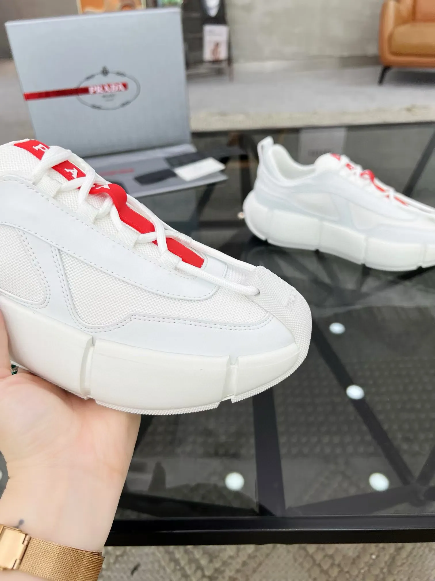 Factory price: 480💰Prada new men's leather sports shoes, the highest version on the market, any comparison is welcome🆚! The original leather has excellent texture and is super high-end! Fetal sheep net lining imported from Italy, removable pad! Luxurious materials and fine workmanship, highly recommended! Code number: 38-44, customized 45